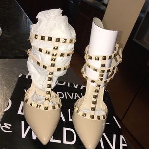 Pointy studded pumps
